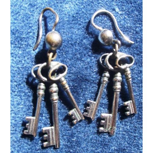 Boucles D'oreille Fantaisie En Métal Blanc Trousseau De Clé 4,2 Cm Largeur En Bas Des Clés 1,5 Cm.