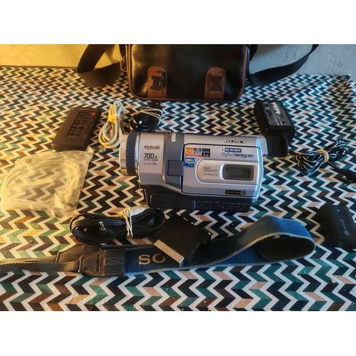 Sony Handycam DCR-TRV420E - Caméscope - 800 KP - 25x zoom optique - Digital8 - noir, argent métallique