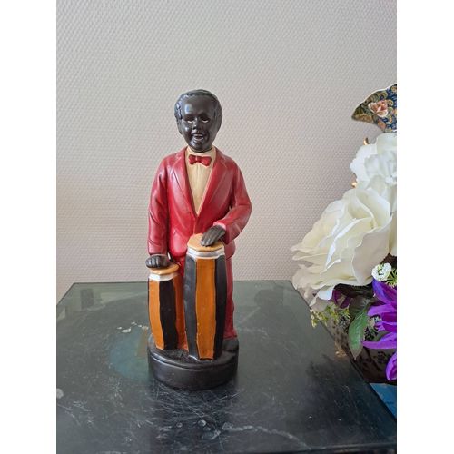 Statue en céramique. Joueur de conga.