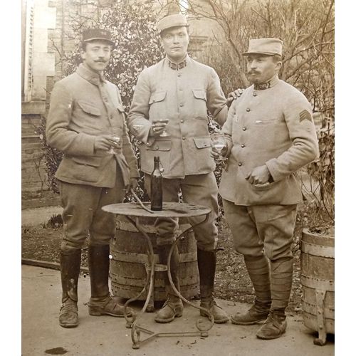 Guerre 14-18 : Photo Carte Originale 3 Poilus Trinquant Au Vin Blanc (À La Vôtre)