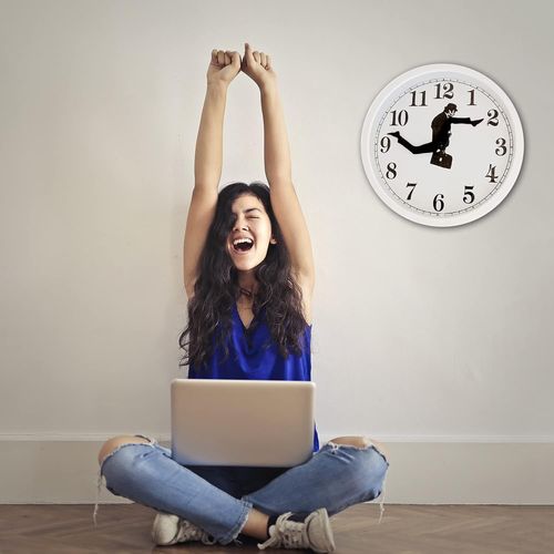 Horloge murale, inspirée de Monty Python, horloge du ministère de la marche idiote, horloge murale silencieuse et créative pour la décoration du salon, horloge silencieuse sans tic-tac pour chambre, b