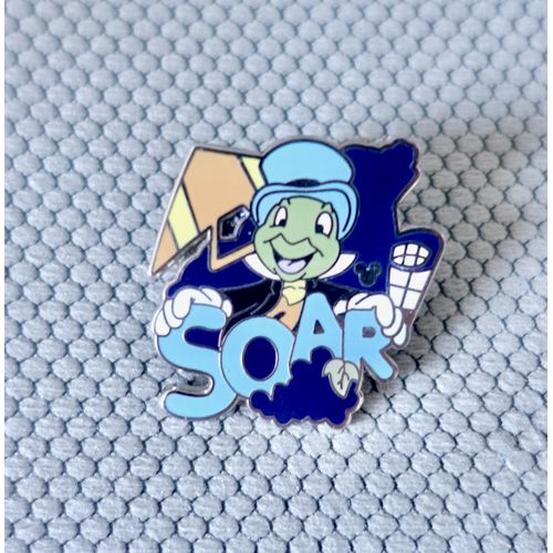 Pins Disney Jiminy Cricket Soar . Film Pinocchio. Série Dream (Rêve) . Voler Dans Un Rêve. Disneyland Resort Hotel. Lanyard Official Pin Trading 2007.