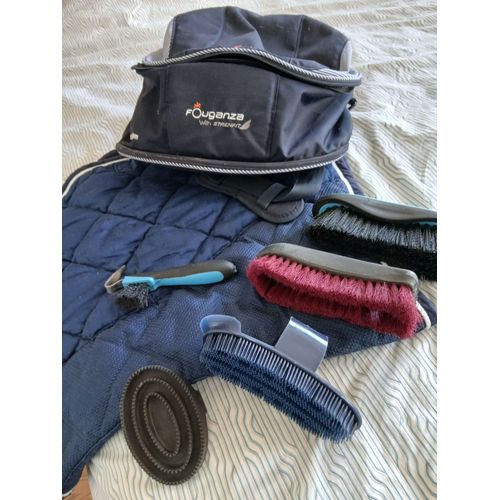 Saccoche De Cheval + Accessoires : 2 Brosses, 1 Cravache, 1 Tapis De Selle. Etat Impeccable.