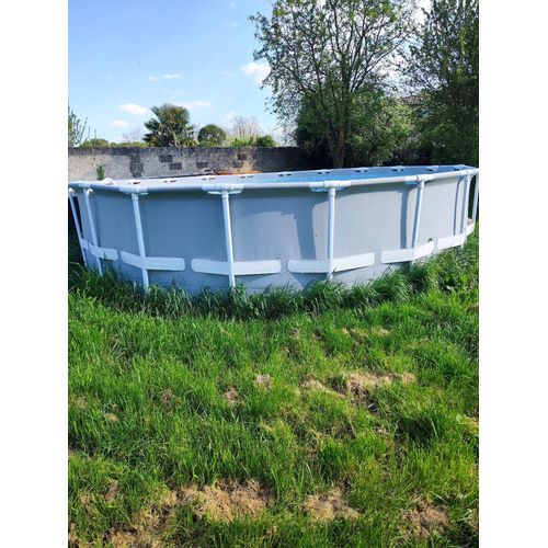 Piscine Intex avec ses accessoires 6.10X1.35