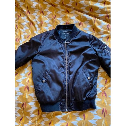 Une Veste Bombers Noire Qui Tient Chaud Pour L¿Hiver
