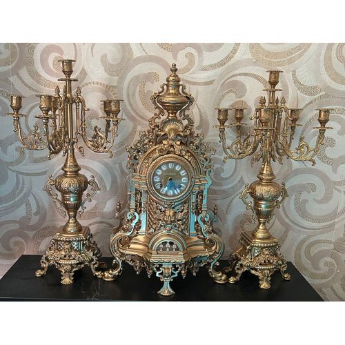 Ancienne pendule avec ses chandeliers en bronze 