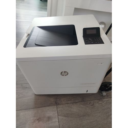 Imprimante fonctionnelle HP COLOR LASERJET M553 avec son câble d'alimentation