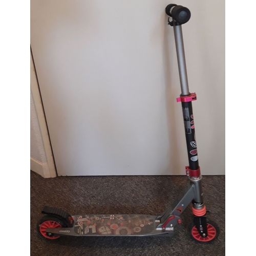 Une Trottinette Oxelo Enfant Avec Suspension.