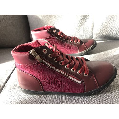 Sneakers Femme De Taille 37 Jamais Portés Comme Neufs. Légèrement Pailletés Sur Les Côtés; Très Joli Rendu . Zip Et Lacets Bordeaux