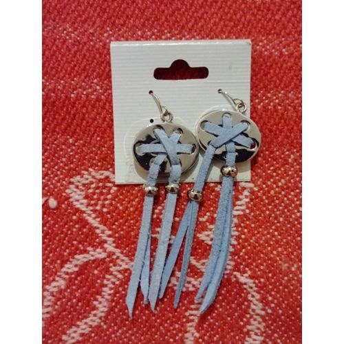 Boucles D'oreilles En Lanières De Cuir Bleues Et Métal Argenté.