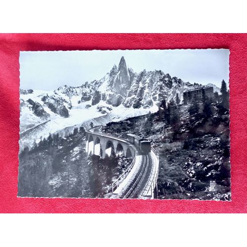 Ancienne Carte Postale Dentelée Train Sur Viaduc Montenvers. Hotel, Viaduc Du Montenvers. Aiguille Du Midi. Chamonix.