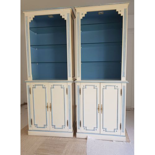 Lot De 2 Bibliothèques D'inspiration Louis Xvi Blanches Et Bleues En Bon État. Rafraîchissement À Prévoir. En Bois Avec Étagères Supérieures En Verre Trempé. Enlèvement 93250