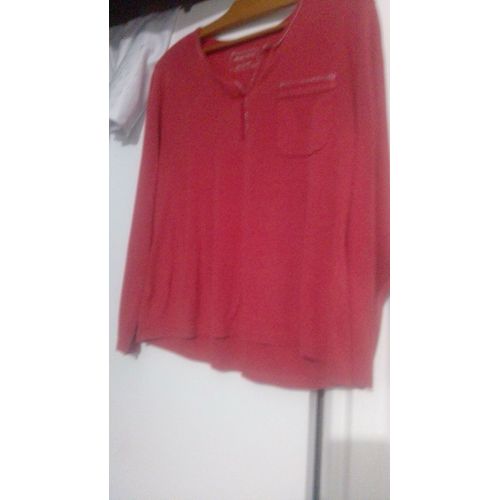 Tee Shirt Femme, Manches Longues, De Couleur Rouge, Taille 46, Très Bon État, Petits Raccommodages Sur La Manche Droite, Peu Apparent, De La Marque Christine Laure