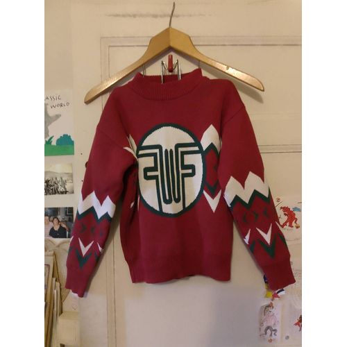 Pull Chaud Rouge Motifs Blancs/ Noirs 6 Ans.
