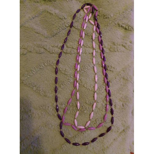 Collier Fantaisie Plastique 3 Rangées Violet.
