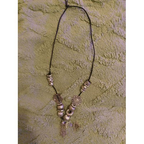 Collier Perles En Métal Et Plastique Gris.