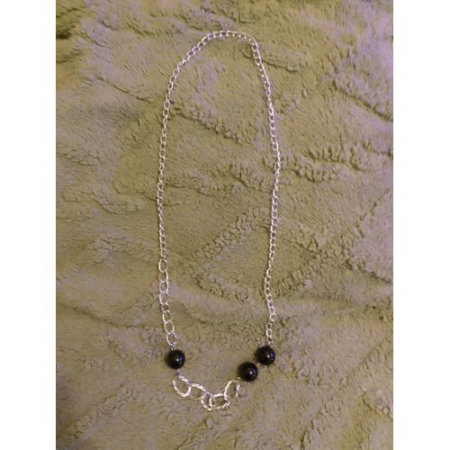 Collier En Métal Et Perles Plastique Noires.