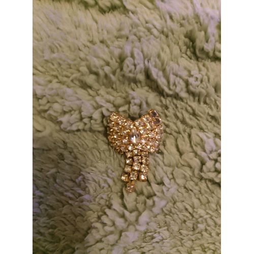 Broche Dorée Strass Translucides.