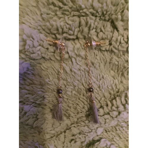 Boucles D'oreilles En Métal Doré Pompons Gris.