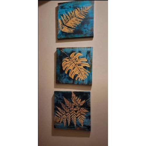 Ajoutez une touche de nature à votre intérieur avec cet ensemble de trois tableaux en bois. Chaque pièce arbore des motifs de feuilles dorées sur un fond vert éclatant, créant un contraste saisissant.