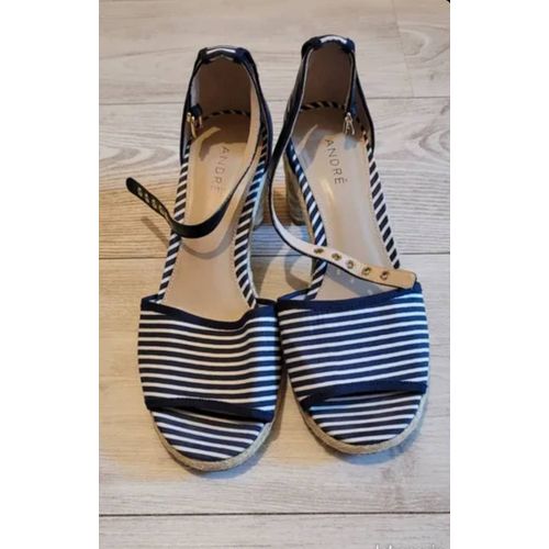 Offrez-Vous Une Touche D'élégance Estivale Avec Cette Paire De Sandales De La Marque André. Conçues Pour Allier Confort Et Style, Ces Chaussures Sont Parfaites Pour Toutes Vos Occasions. Rayures Chic - 39