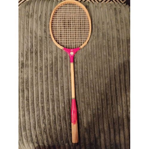Ancienne Raquette De Badminton, Vintage, En Bois : 900 Pro Model, Coloris Rouge Et Bois, Cordée 20 X 20