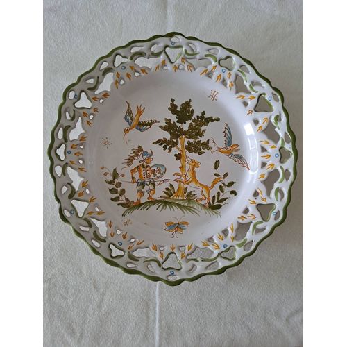 Assiette décorative ajourée. Moustiers.