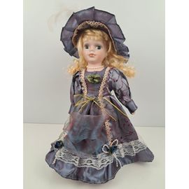 Poupée En Porcelaine Vintage Avec Un Collier
