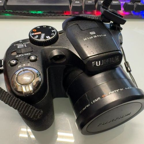 Appareil photo Compact Fujifilm FinePix S1800 Noir compact - 12.2 MP - 720 p - 18x zoom optique - noir