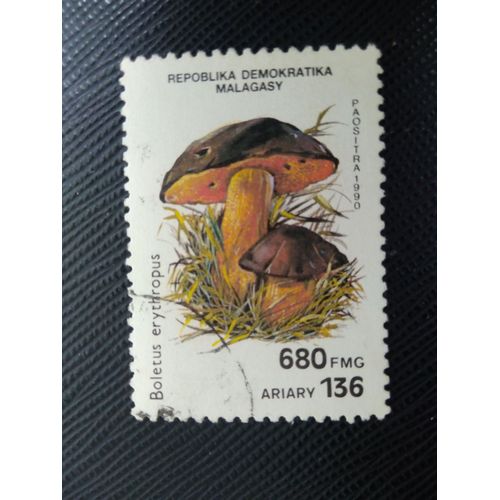 Timbre Madagascar Y T 1011 Champignon Rouge 1990 (050409 )