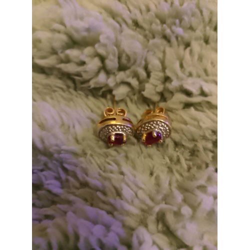 Boucles D'Oreilles En Métal Doré Strass Rouges/Translucides.