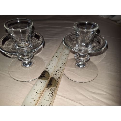 2 bougeoirs sur pied en verre .
