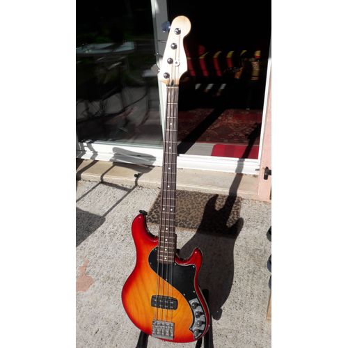 Basse Fender Deluxe Dimension Iv