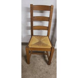 À Vendre 4 Chaises En Bois. Le Prix Est Par Unité.