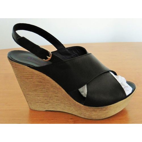 Sandales. Nu Pieds Compensés. Cuir Noir. André. Pointure 39