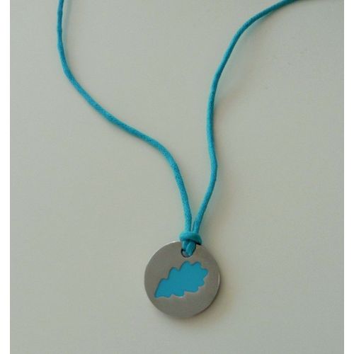 Collier Médaille Ronde Argenté Feuille Bleue Sur Cordon Bleu Et Pochette En Organza
