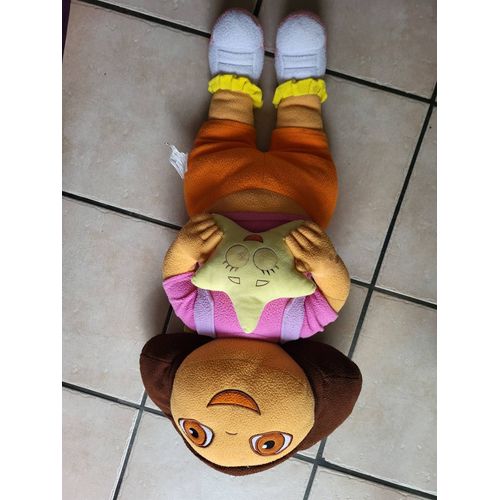 Peluche Dora L'Exploratrice Avec Peluche Star Dans Les Mains Et Sac À Dos.