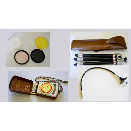 Olympus OM20 avec objectif 50mm 1.8 et un Tamron 28mm 2.5 et divers accessoires vintages