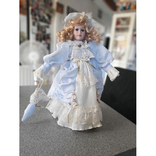 Poupée Ancienne En Porcelaine. Marqué 85089b Hv Avec Support