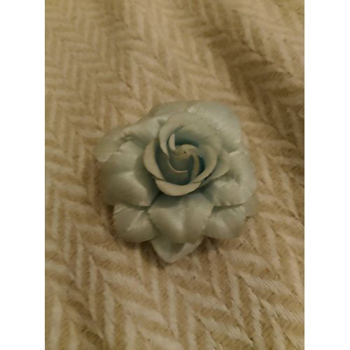 Broche Rose Bleue En Plastique Sur Métal Argenté.