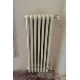Radiateur à eau chaude vertical blanc IRSAP modèle TESI 4 en acier. Puissance : 800 W