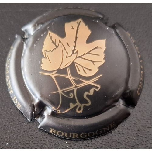 Capsule De Crémant De Bourgogne Feuille De Vigne Or Sur Fonds Noir Mat