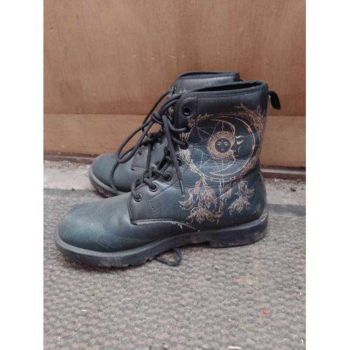 Vente De Bottes. En Très Bon État. Motif Lune Et Soleil Dans Un Attrape - Rêve.
