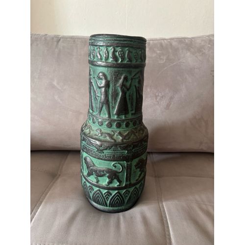 Grand vase Neo-Babylonien XXe en terre cuite à patine verte