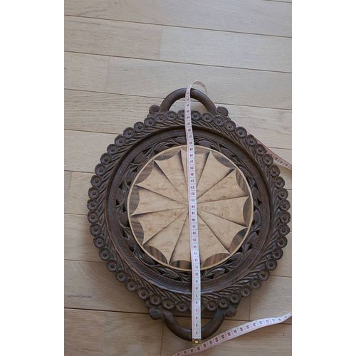 Plateau En Bois Rond Sculpté Et Marqueterie