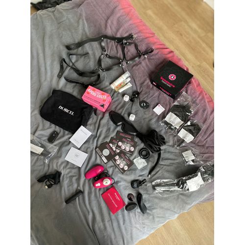 Vends Coffret De Produits Dorcel Comme D¿Omanie Et Sex Toy Menotte Cravache Jeux De Cartes Etc Possibilité De Vendre En Séparant Les Jeux