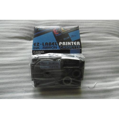 Casio XR-18BU1 - Ruban d'étiquettes auto-adhésives - noir sur bleu - rouleau (1.8 cm x 8 m) 1 rouleau(x) - pour Disc Title Printer CW-L300; KL 170, 780, 8100