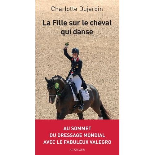 La Fille Sur Le Cheval Qui Danse