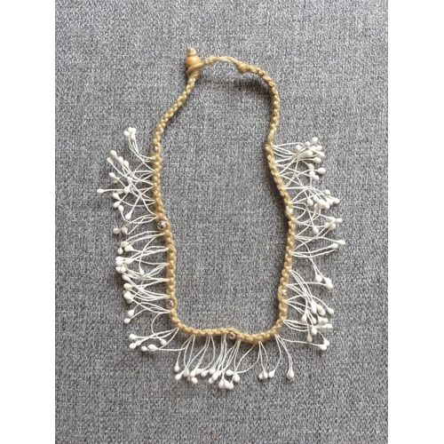 Collier Beige Avec Ses Fines Brindilles Blanches