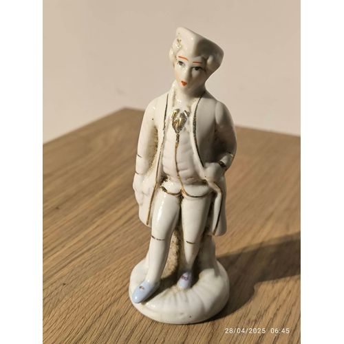 Figurine vintage en porcelaine blanche